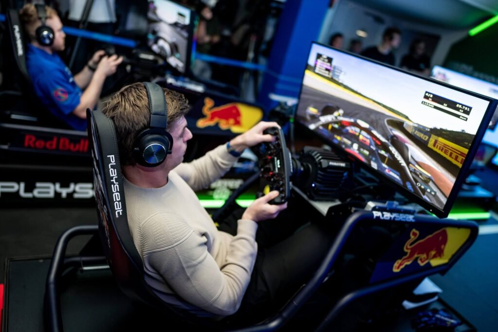 Sim racing, quando il motorsport corre anche nel digitale: dai campionati esport ai team professionistici Sim racing, quando il motorsport corre anche nel digitale: dai campionati esport ai team professionistici