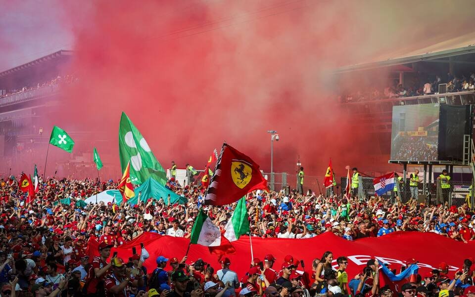 Prima la macchina o la bandiera? Il grande dilemma del tifo in Italia tra il mito Ferrari e piloti italiani ferrari tifosi sky